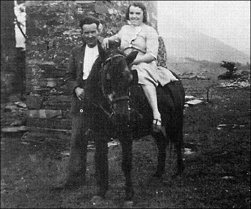 Photo of Mr and Mrs Williams at Pen-y-Bryn farm in 1949
